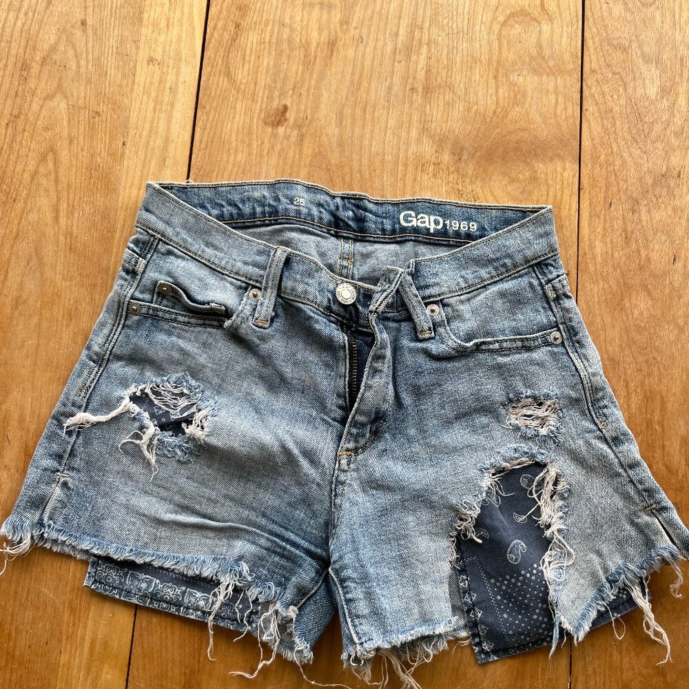 Gap 1969 distressed jean shorts - size 25